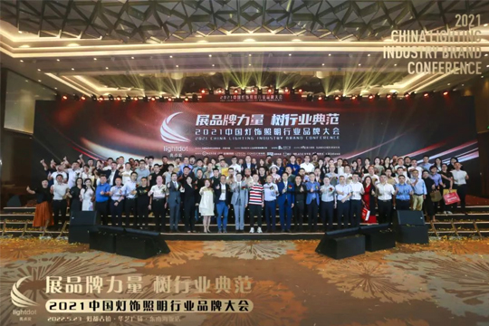 展品牌力量•树行业典范，mk恩波利足球俱乐部一举夺得亮点奖“十大智慧路灯品牌”！