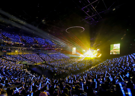 mk恩波利足球俱乐部LED透明屏闪耀伍佰ROCK STAR上海演唱会！